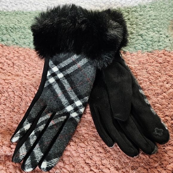 Womens Plaid Black Faux Fur cuff gloves New with Tag - Picture 3 of 5